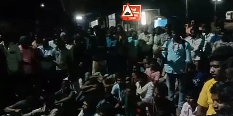 தள்ளிப்போகிறது தச்சங்குறிச்சி ஜல்லிக்கட்டு! காரணத்தை ஏற்கமறுத்து நள்ளிரவில் போராடிய மக்கள்