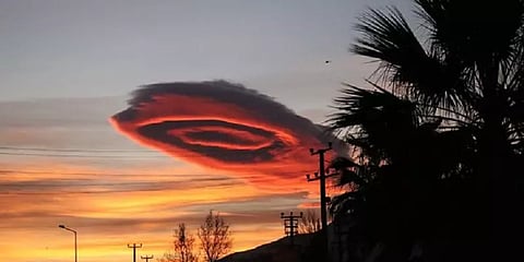 என்னது இது வித்தியாசமா இருக்கே? துருக்கியில் வட்டமிட்ட ராட்சத மேகம்