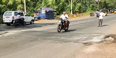 வேகத்தடையில் வர்ணம் பூசாததால் விபத்து... மகன் கண்முன்னே தாய் பலியான சோகம்