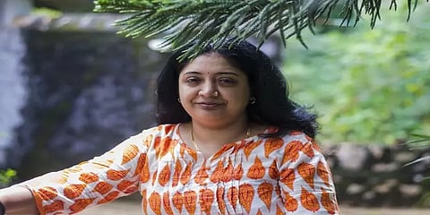 புற்றுநோயாளிகளுக்கு தெம்பூட்டும் நம்பிக்கை நாயகி அபர்ணாகிரி! #WomensDaySpecial