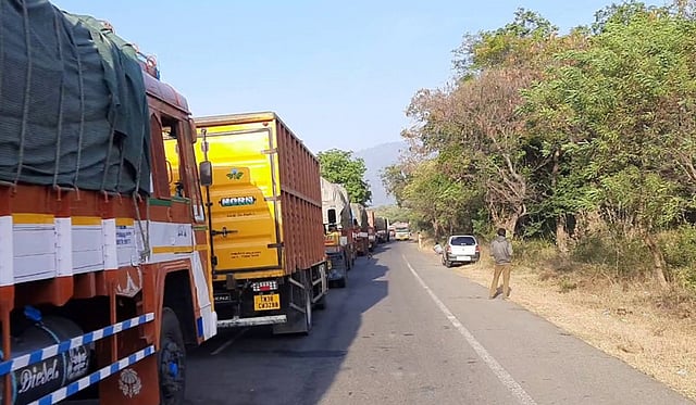 திம்பம் மலைப்பாதையில் 16 மணி நேரமாக காத்திருக்கும் வாகனங்கள்