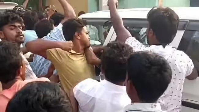 மேற்கு வங்கம் | ஏப்ரல் 29ல் கடைசி கட்ட தேர்தல்.. திரிணாமுல் தொண்டர் வீட்டில் 100 நாட்டு வெடிகள்!
