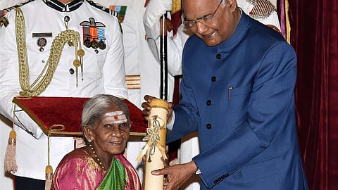 Saalumarada Thimmakka while receiving Padma Shri award from President Ram Nath Kovind