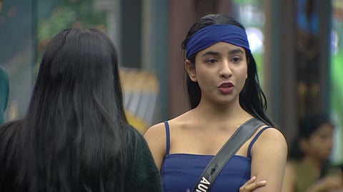 Aurora Sinclair aruges with Vj Paaru