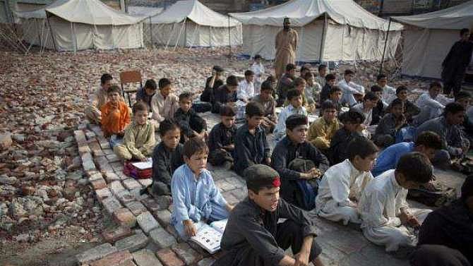 اسکول میں پڑھتے بچے