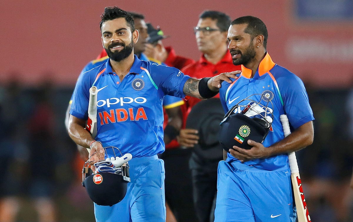 جیت کے بعد وراٹ کوہلی اور شکھر دھون جشن مناتے ہوئے، تصویر یو این آئی