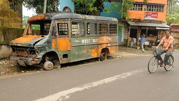 بشیر ہاٹ فساد کے دوران جلائی گئی پولیس کی گاڑی/Getty Images