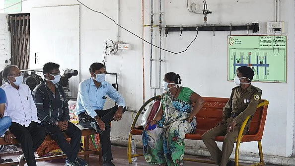 احمد آباد کے ایک اسپتال میں آئسولیشن وارڈ کے باہر سوائن فلو مریض کے رشتہ دار-Getty Images