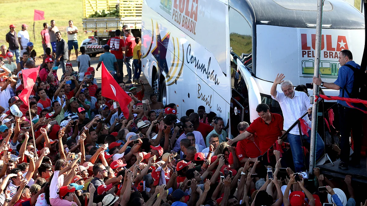 برازیل کے سابق صدر لوئز اناسیو لولا دا سلوا (دائیں سے دوسرے) سرجائپ کے شہر جیپواٹا میں بے زمین مزدوروں کی تحریک کے حامیوں کا ہاتھ لہرا کر استقبال کرتے ہوئے۔