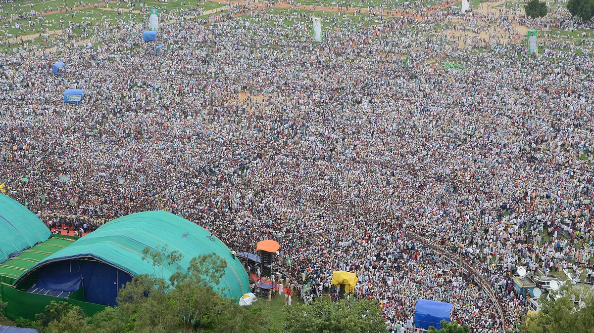 پٹنہ کے گاندھی میدان میں ’دیش بچاؤ-بھاجپا بھگاؤ‘ ریلی میں امنڈی لوگوں کی بھیڑ۔ تصویر Getty Images
