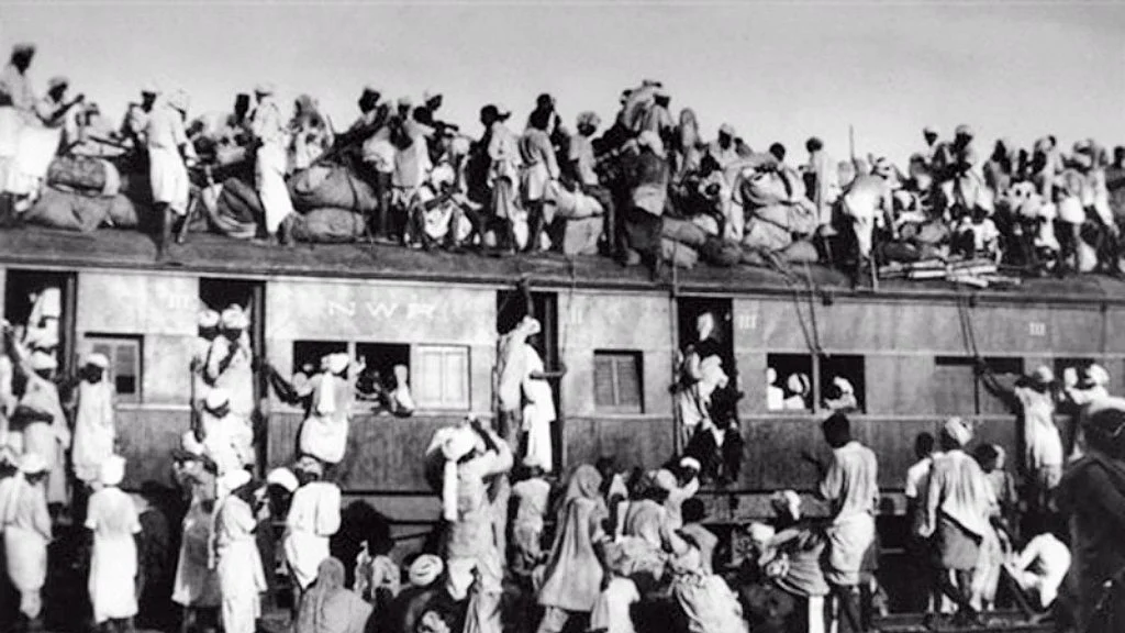 1947 کے بٹوارے کے وقت کا ایک منظر جس کا عکس‘کھول دو’ افسانہ میں بھی نظر آتا ہے (فوٹو فیس بک)