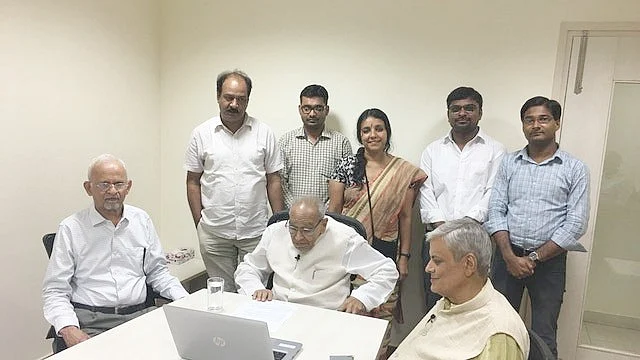 ’نَو جیون‘ ڈیجیٹل ایڈیشن لانچ کرتے ہوئے موتی لال وورا اور ساتھ میں نیشنل ہیرالڈ کے ایڈیٹر اِن چیف نیلابھ مشرا، قومی آواز کے مدیر اعلیٰ ظفر آغا اور ’نَو جیون‘ ڈیجیٹل ایڈیشن کی ٹیم