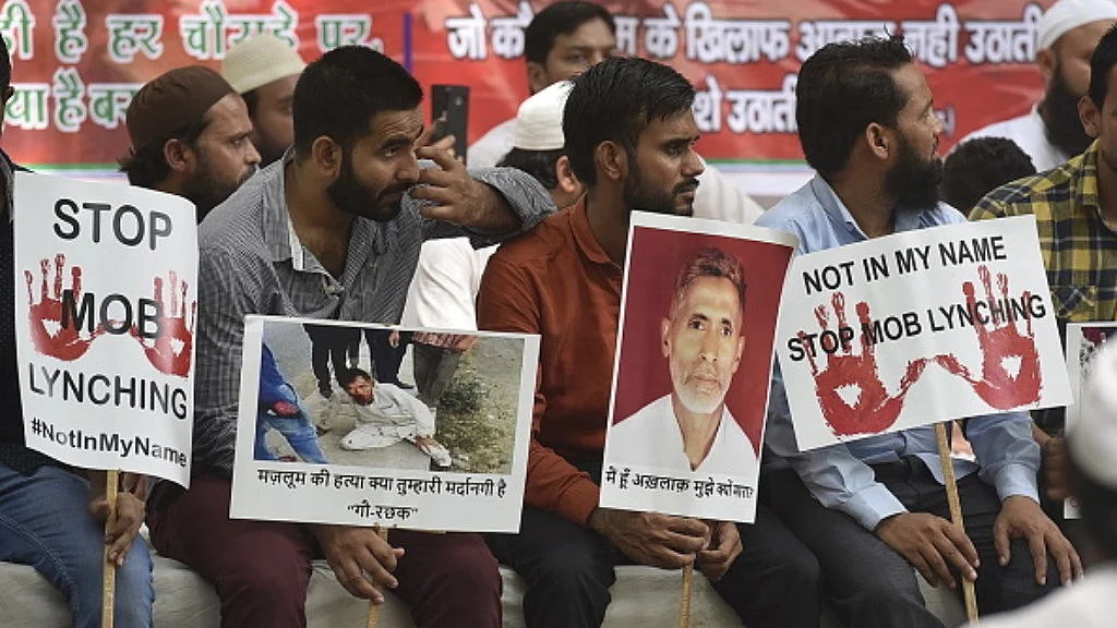 موب لنچنگ کے خلاف مظاہرہ کرتے ہوئے لوگ