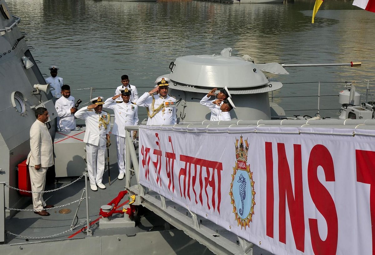 

ممبئی: وائس ایڈمیرل گریش لوتھرا آئی این ایس تراسا نامی ’واٹر جیٹ فاسٹ اٹیک کرافٹ‘ کو کمیشن کرتے ہوئے۔