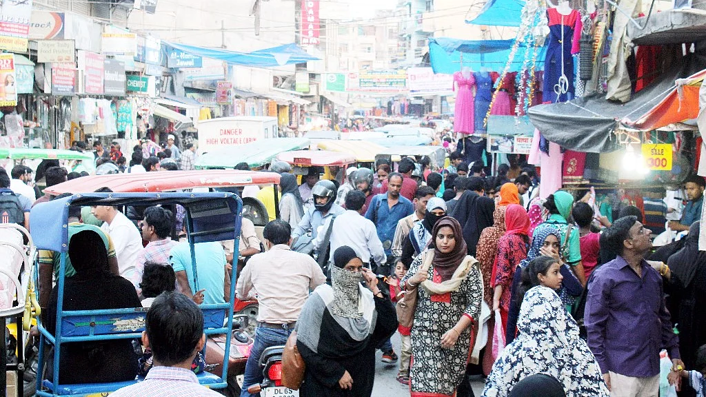 <div class="paragraphs"><p>اوکھلا کے بٹلہ ہاؤس مارکیٹ میں لوگوں کی جمع بھیڑ، تصویر قومی آواز</p></div>