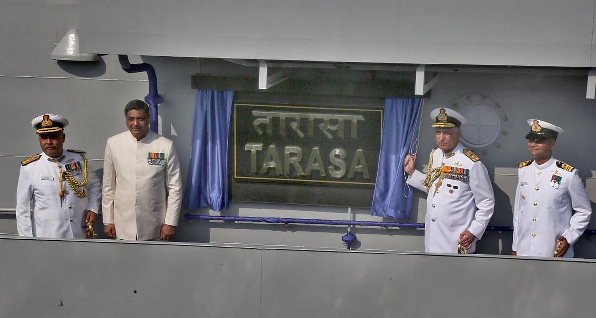 

ممبئی: وائس ایڈمیرل گریش لوتھرا آئی این ایس تراسا نامی ’واٹر جیٹ فاسٹ اٹیک کرافٹ‘ کو کمیشن کرتے ہوئے۔