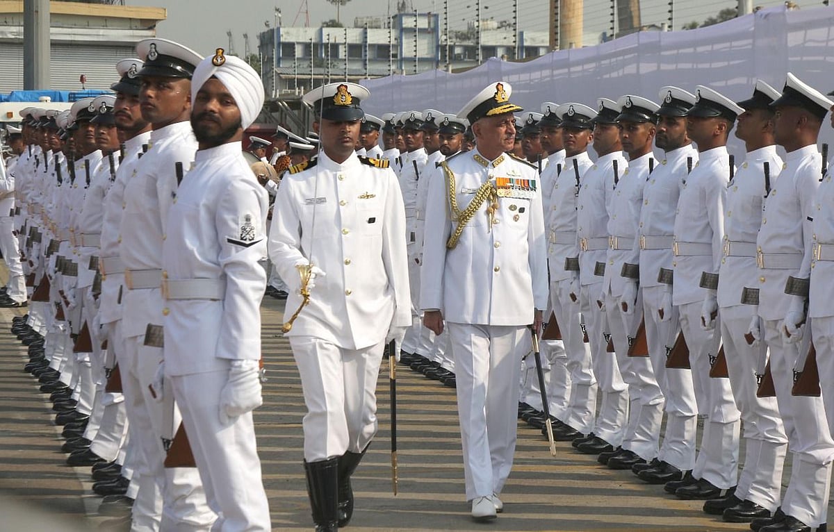 

ممبئی: وائس ایڈمیرل گریش لوتھرا آئی این ایس تراسا نامی ’واٹر جیٹ فاسٹ اٹیک کرافٹ‘ کو کمیشن کرتے ہوئے۔