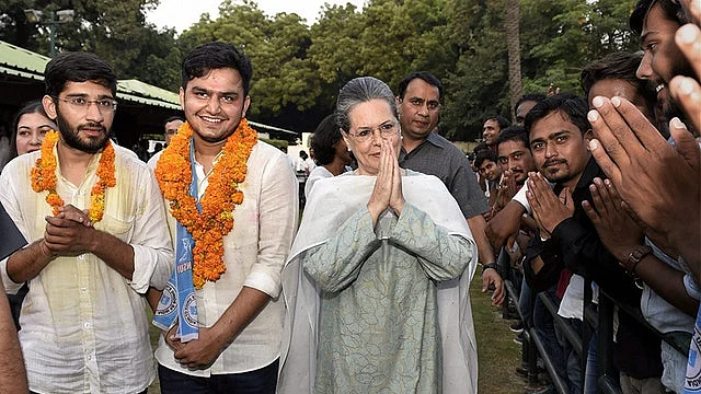 کانگریس صدر سونیا گاندھی این ایس یو آئی کے فاتح امیدوار راکی تُسید (صدر) اور کنال سہراوت (نائب صدر) کے ساتھ طلبا سے ملاقات کرتے ہوئے (تصویر نیشنل ہیرالڈ)