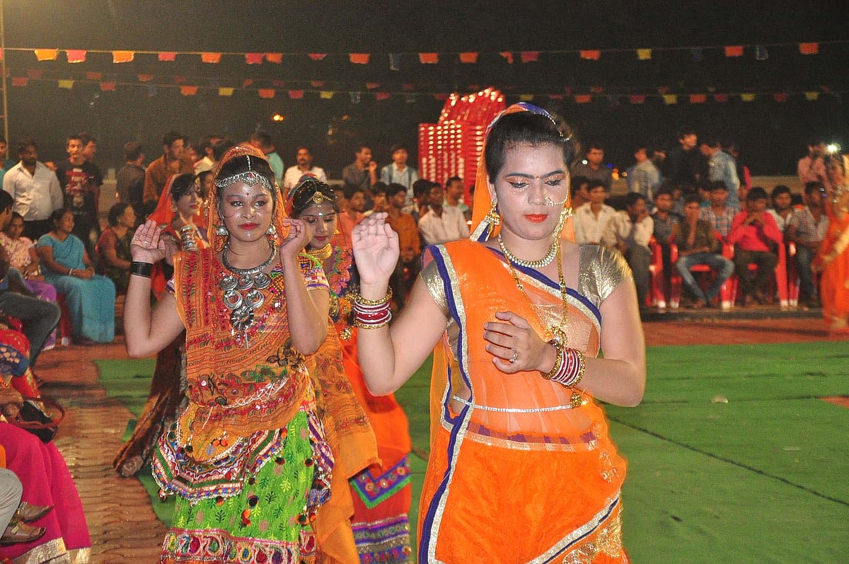 

اجین: نوراتروں میں نو رنگ ڈانڈیا-2017 کے دوران خواتین اداکارگربا کی پرفارمنس دیتے ہوئے