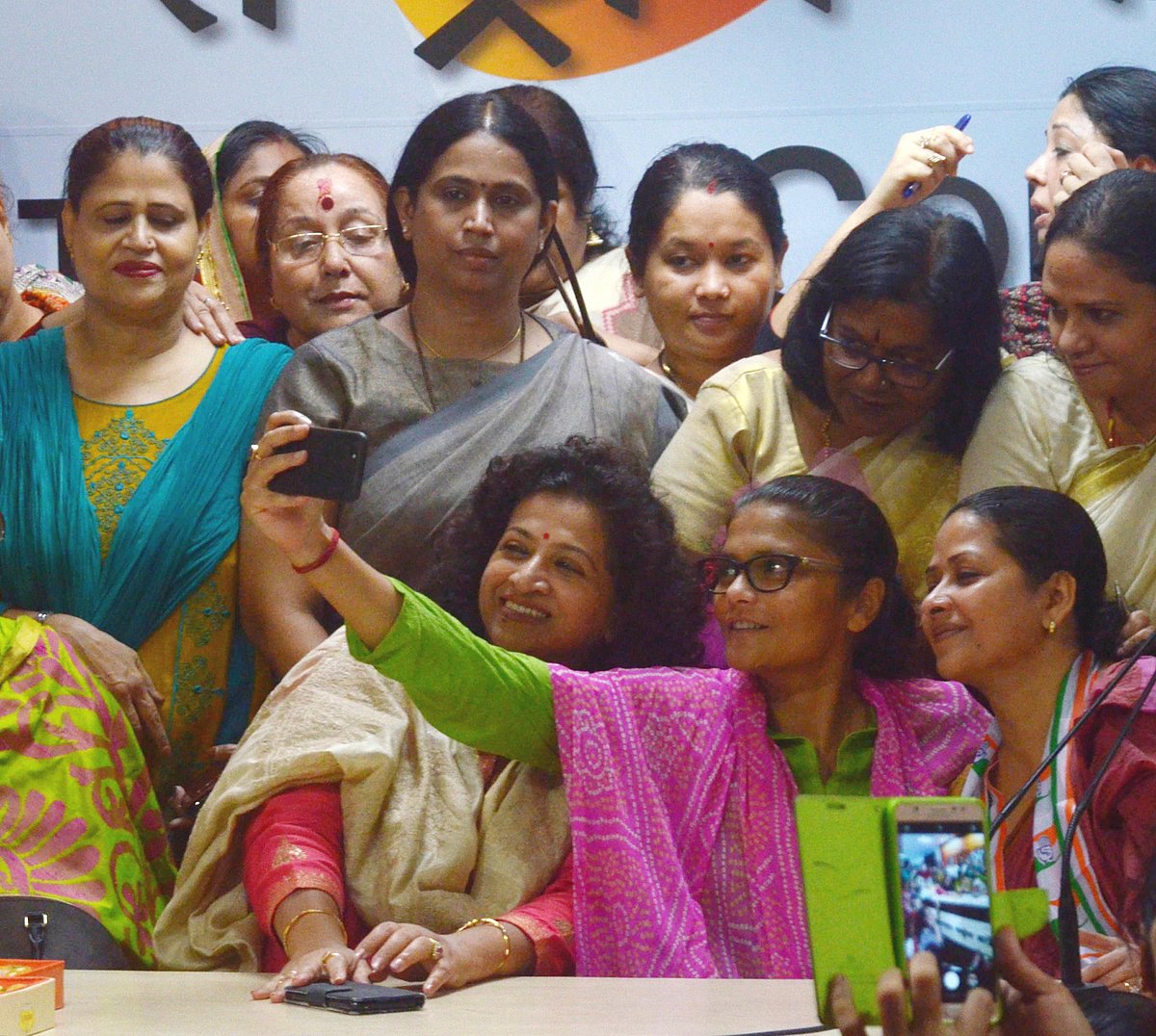 

نئی دہلی: آل انڈیا خواتین کانگریس کمیٹی کی سابق سربراہ شوبھا اوجھا و دیگر کا نئی سربراہ سشمتا دیوسیلفی پوز لیتے ہوئے