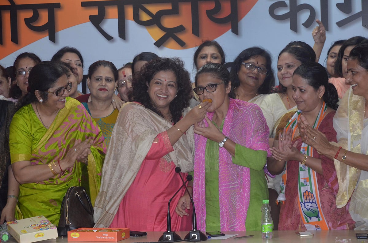 

نئی دہلی: آل انڈیا خواتین کانگریس کمیٹی کی سابق سربراہ شوبھا اوجھا نئی سربراہ سشمتا دیو کو مٹھائی کھلاتے ہوئے۔