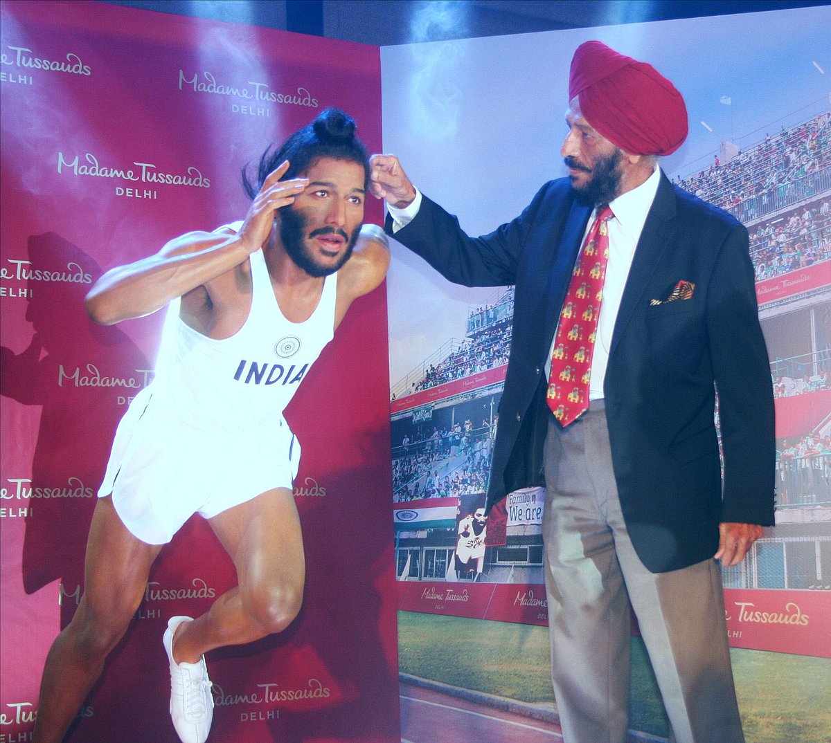 چنڈی گڑھ : ’اڑن سکھ‘ کے نام سے مشہور ملکھا سنگھ اپنے موم کے مجسمہ کے
ساتھ ۔