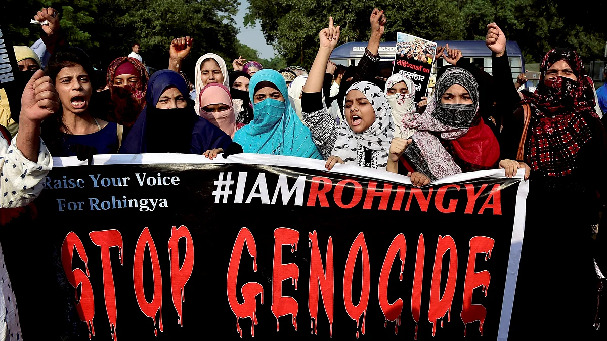 روہنگیا مسلمانوں پر تشدد کے خلاف میانمار سفارتخانہ پر مظاہرہ کرتی ہوئیں خواتین (تصویر سوشل میڈیا)