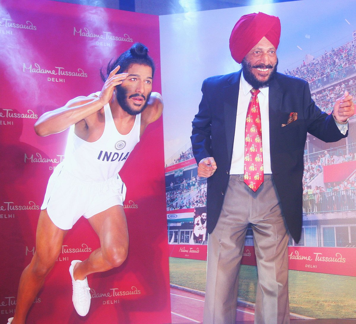 

چنڈی گڑھ : ’اڑن سکھ‘ کے نام سے مشہور ملکھا سنگھ اپنے موم کے مجسمہ کے ساتھ ۔