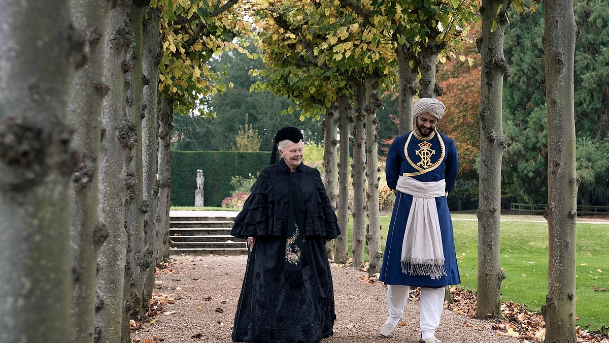 جلد آنے والی فلم ’’وکٹوریا اینڈ عبدل‘‘ کےایک سین میں جوڈی ڈینچ اور علی فضل