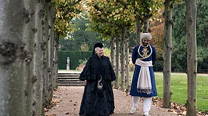 جلد آنے والی فلم ’’وکٹوریا اینڈ عبدل‘‘ کےایک سین میں جوڈی ڈینچ اور علی فضل