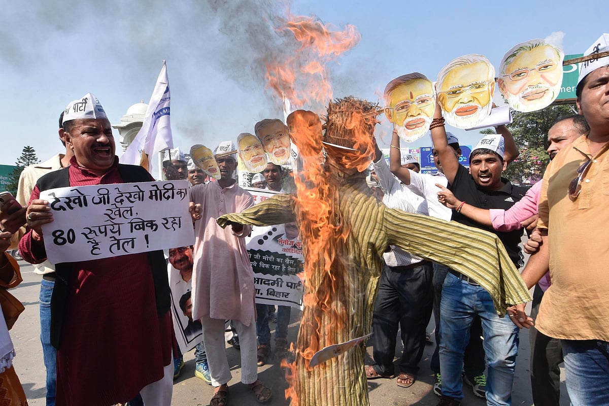 
















پٹنہ: عام آدمی پارٹی کے کارکنان پٹرول کی قیمتوں
میں اضافہ کے خلاف احتجاج کے دوران وزیر اعظم نریندر مودی کا پتلا نذر آتش کرتے
ہوئے۔