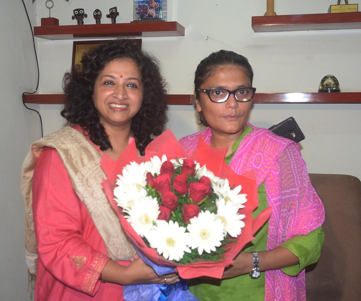 نئی دہلی: آل انڈیا خواتین کانگریس کمیٹی کی سابق سربراہ شوبھا اوجھا نئی
سربراہ سشمتا دیو کو چارج سونپتے ہوئے۔