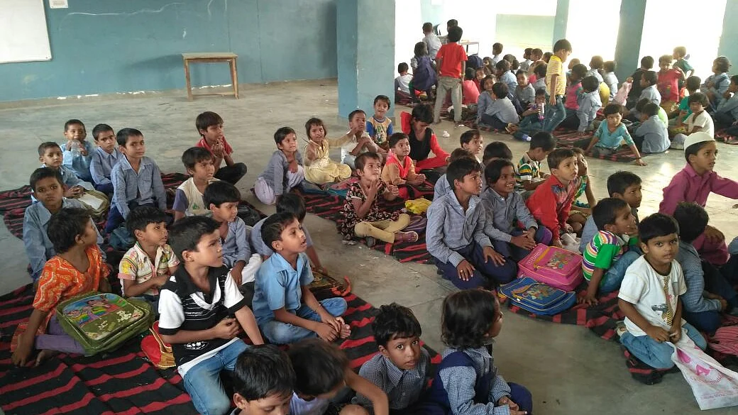 چاچا نہرو مدرسہ میں تعلیم حاصل کر رہے بچے