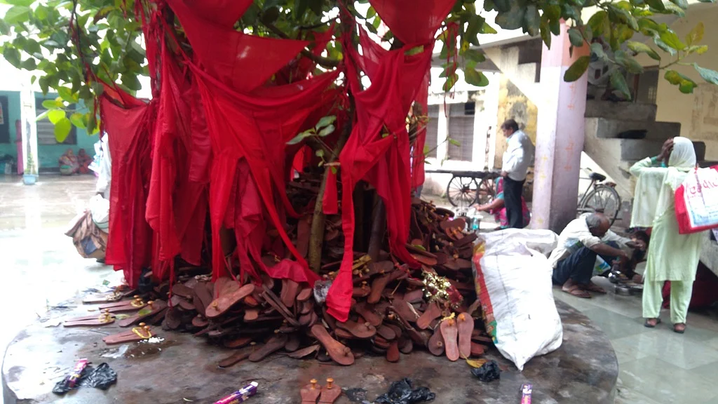 ’برم بابا‘ کو پیش کیا گیا لنگوٹ اور کھڑاؤں (تصویر سوشل میڈیا)