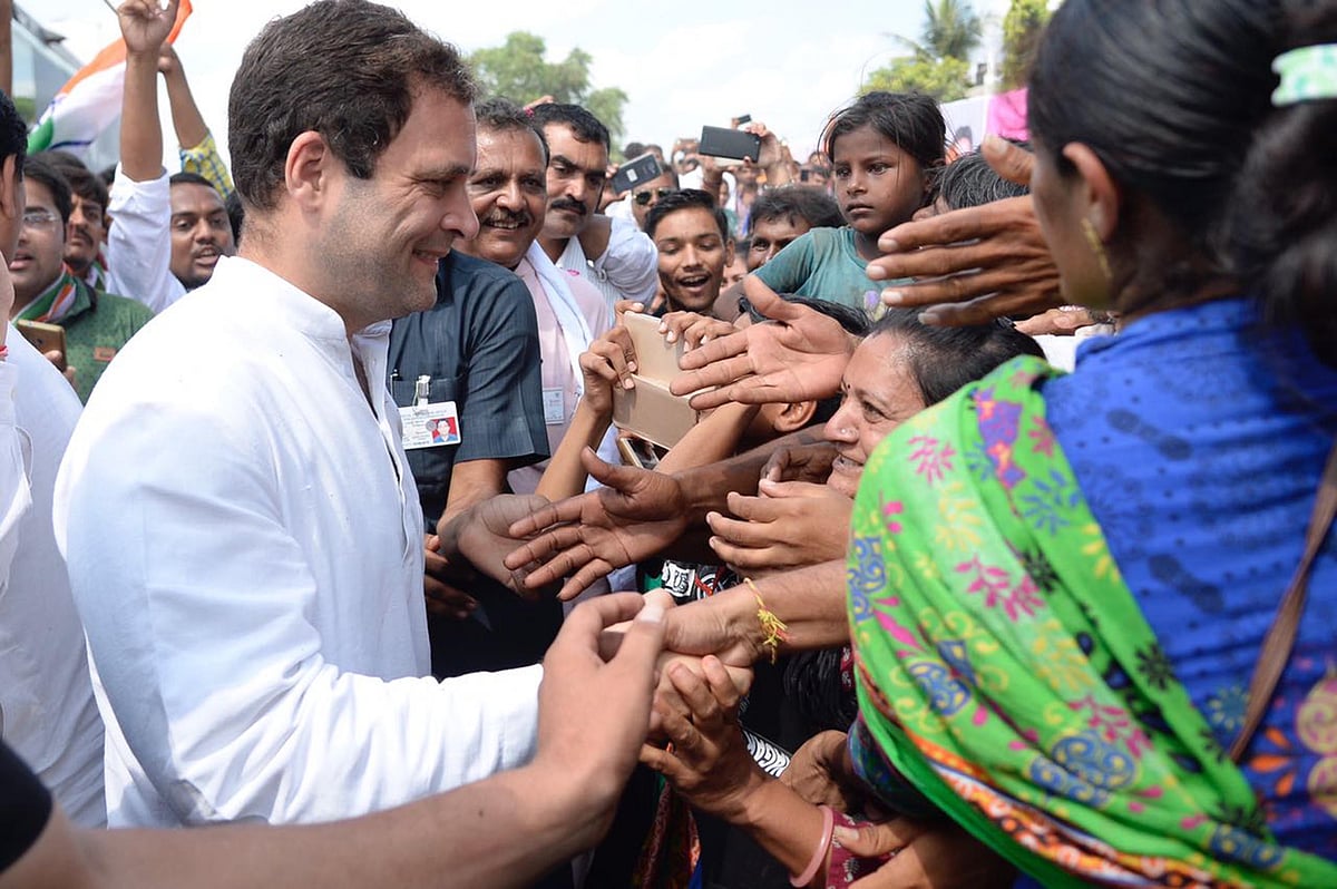 

گجرات: کانگریس نائب صدر راہل گاندھی کا جام نگر پہنچے پر روایتی انداز میں استقبال کرتے لوگ