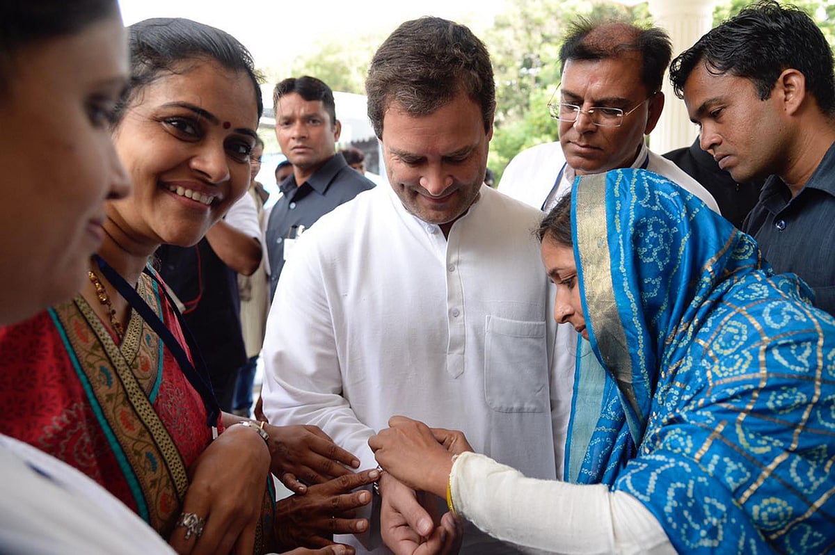 تصاویر کے آئینے میں  