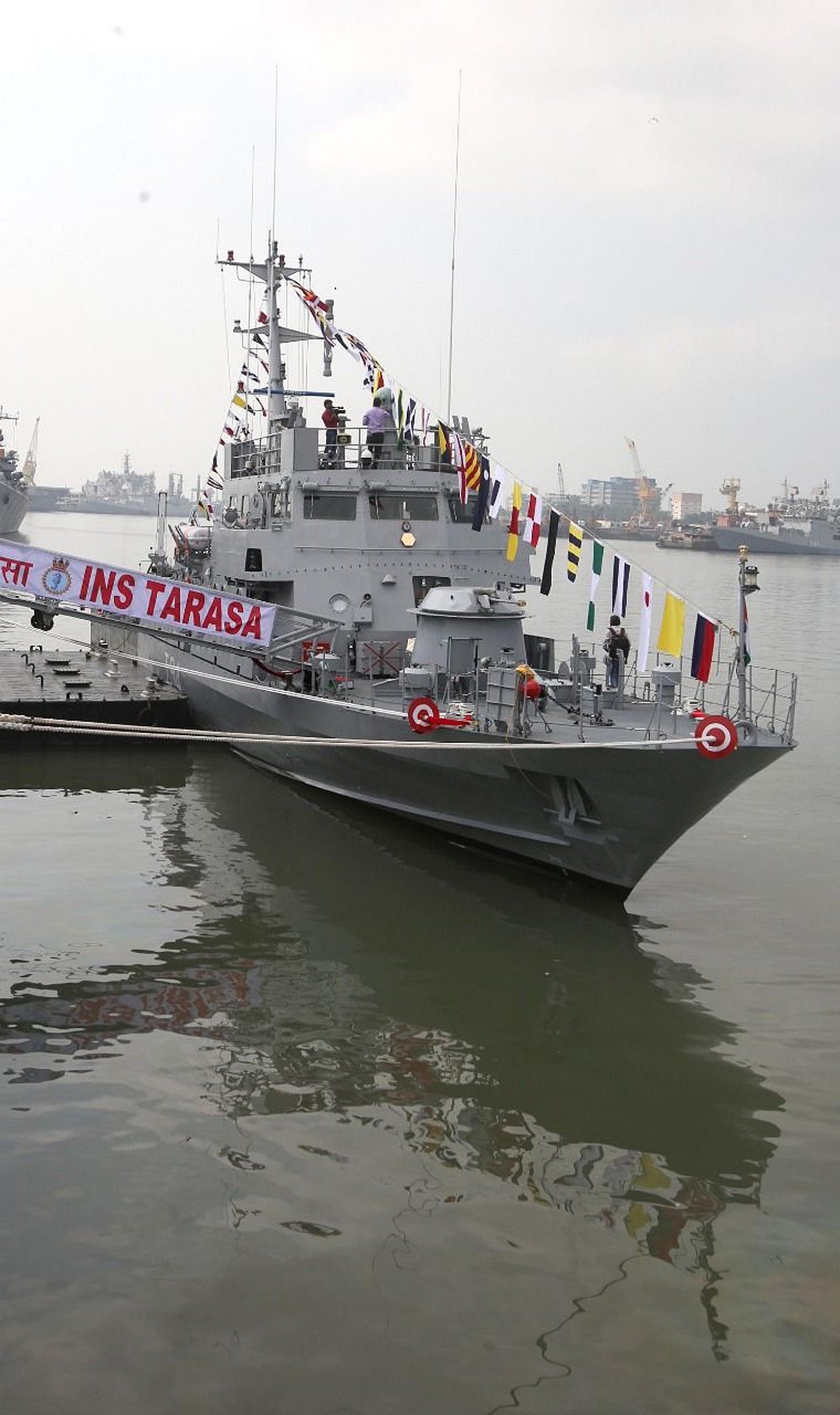 

ممبئی: وائس ایڈمیرل گریش لوتھرا آئی این ایس تراسا نامی ’واٹر جیٹ فاسٹ اٹیک کرافٹ‘ کو کمیشن کرتے ہوئے۔