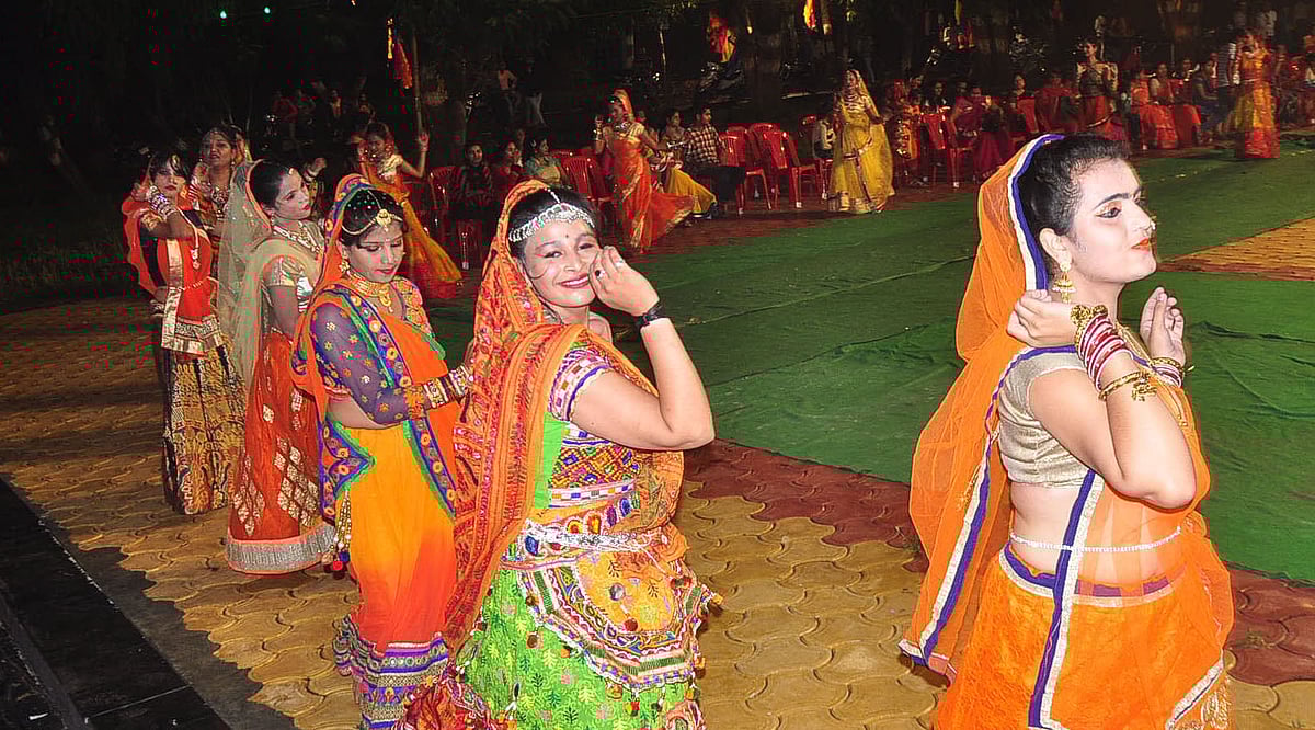 اجین: نوراتروں میں نو رنگ ڈانڈیا-2017 کے دوران خواتین اداکارگربا کی پرفارمنس دیتے ہوئے