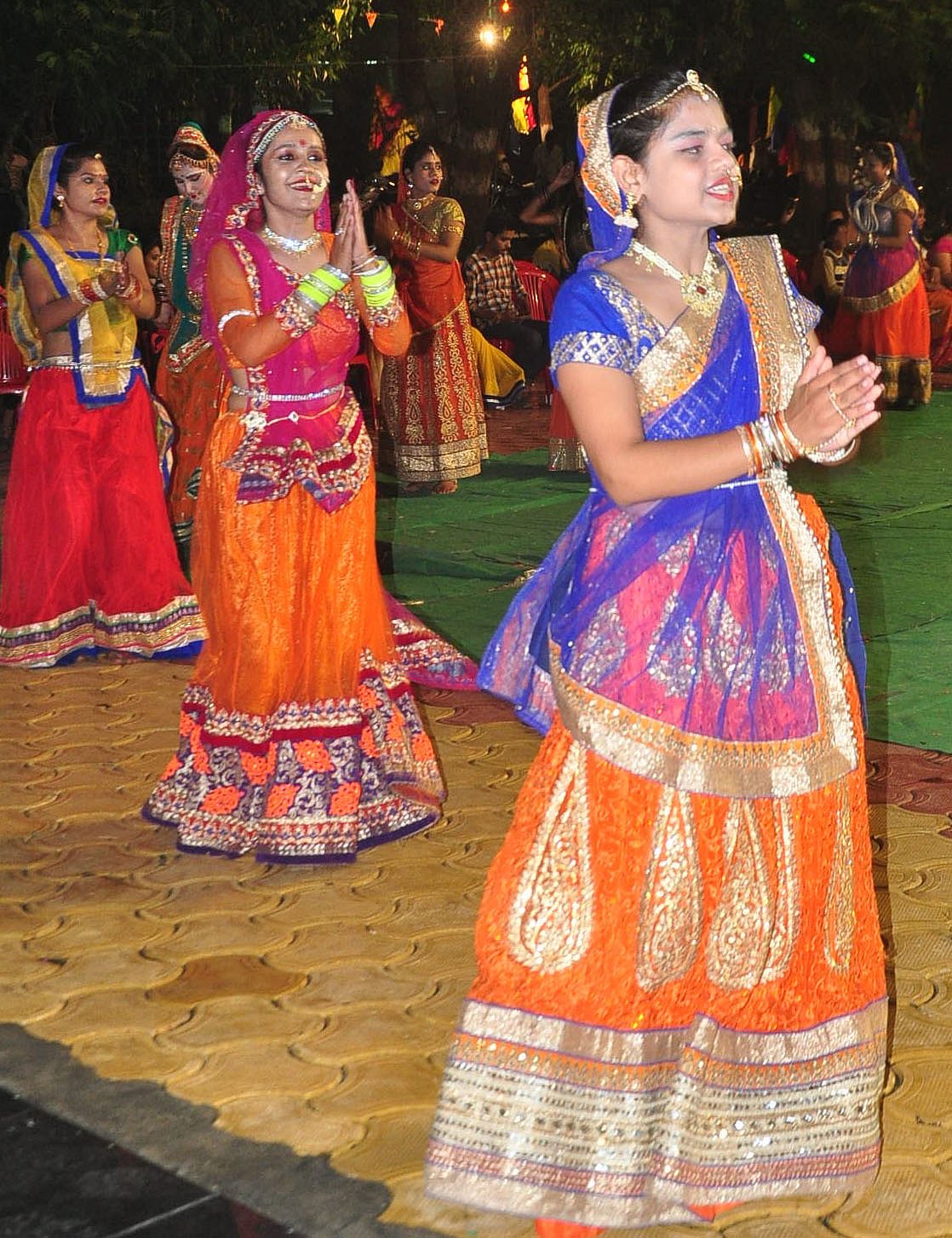 

اجین: نوراتروں میں نو رنگ ڈانڈیا-2017 کے دوران خواتین اداکارگربا کی پرفارمنس دیتے ہوئے