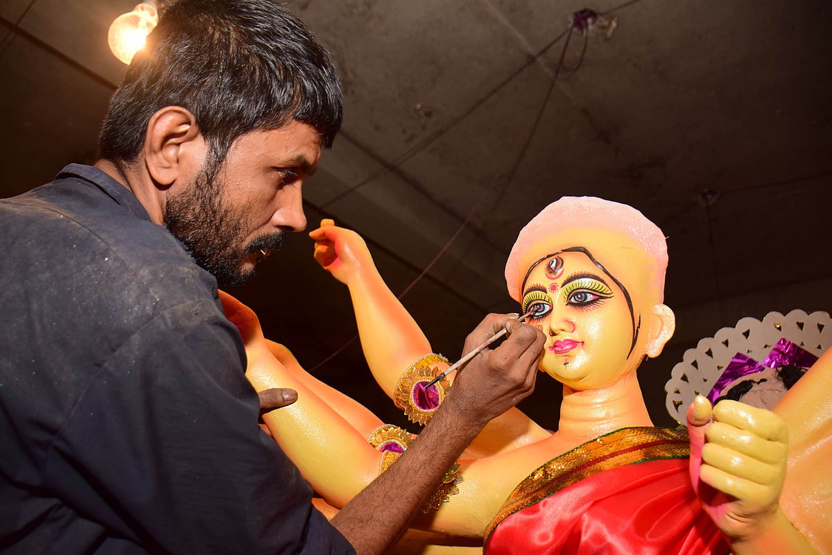 

نئی دہلی: درگا پوجا میں استعمال ہونے والی مورتیوں کوایک فن کار درگا کے مجسمہ کو حتمی شکل دیتا ہوا۔