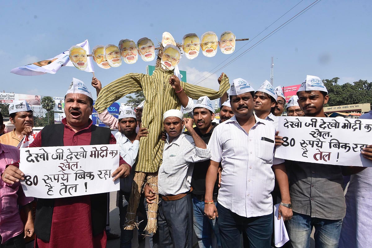 
















پٹنہ: عام آدمی پارٹی کے کارکنان پٹرول کی قیمتوں
میں اضافہ کے خلاف احتجاج کرتے
ہوئے