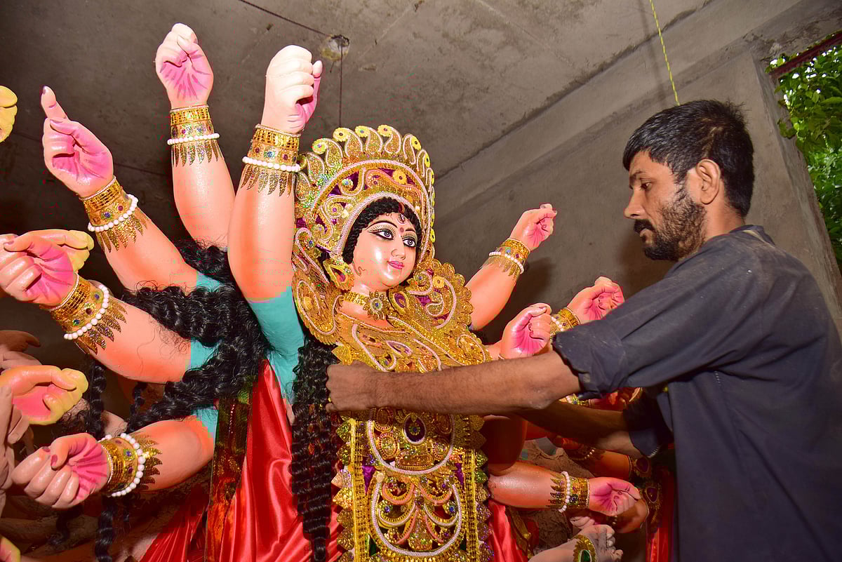 

نئی دہلی: درگا پوجا میں استعمال ہونے والی مورتیوں کوایک فن کار درگا کے مجسمہ کو زیورپہناتا ہوا۔