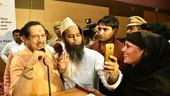 مسلم راشٹریہ منچ کے اراکین آر ایس ایس لیڈر اندریش کمار کے ساتھ (Getty Images)