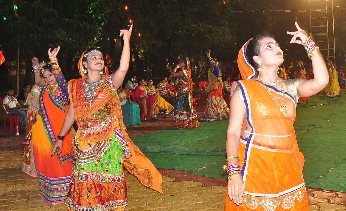 

اجین: نوراتروں میں نو رنگ ڈانڈیا-2017 کے دوران خواتین اداکارگربا کی پرفارمنس دیتے ہوئے