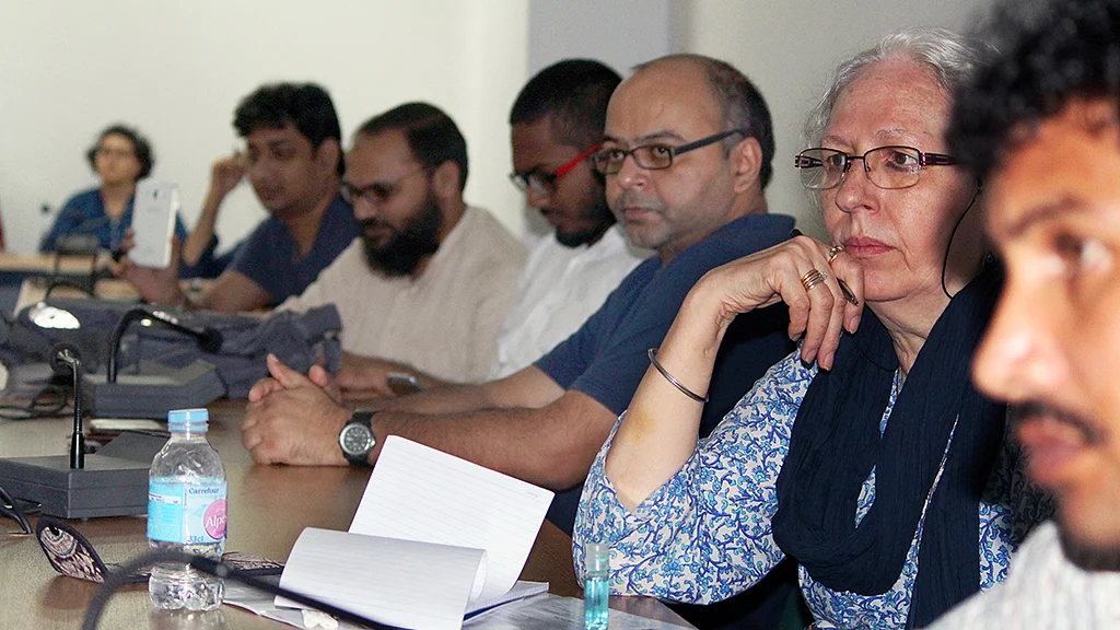 جواہر لعل نہرو یونیورسٹی میں منعقد سہ روزہ کانفرنس کے دوسرے دن موجود مقالہ نگار (تصویر قومی آواز)