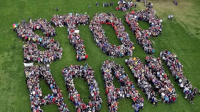 آسٹریلیا میں اڈانی گروپ کے خلاف احتجاج کے دوران انسانی چین بناتے مظاہرین