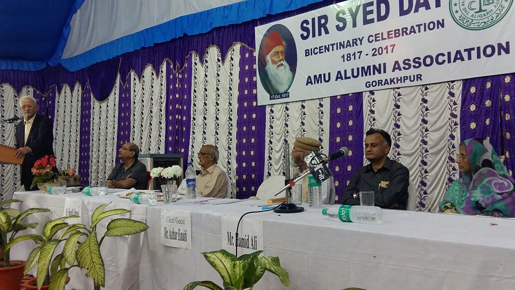 سر سید ڈے کے موقع پر گورکھپور میں منعقدہ تقریب سے خطاب کرتے ہوئے قومی آواز کے مدیر اعلیٰ ظفر آغا