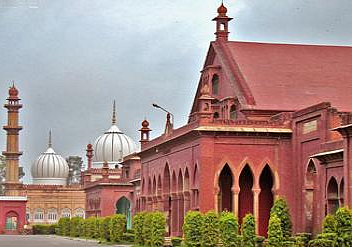 
















سرسید کے احسانات تلے دبی قوم اور اس کی
وفاداریاں؟