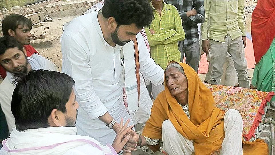 مقتول عمر خان کی روتی  بلکتی ماں/تصویر قومی آواز