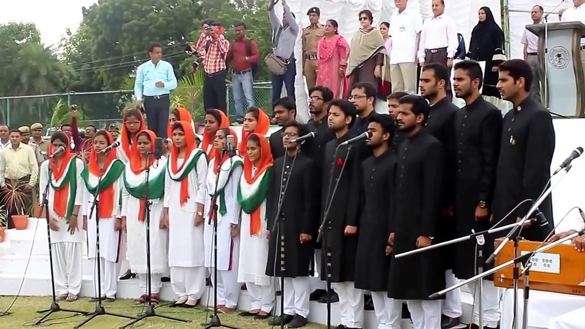 اے ایم یو کے طلبہ و طالبات ایک ساتھ مل کر قومی ترانہ گاتے ہوئے/تصویر قومی آواز